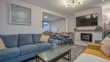Smart TV, fireplace