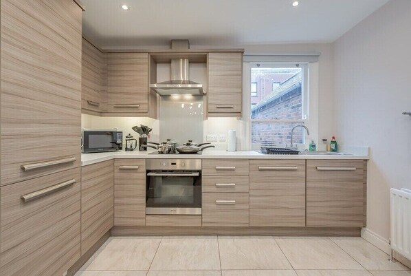 Fridge, microwave, oven, stovetop - Central Belfast 3 Bed 3 Bathrooms, Secure Parking by StayByNumbers (Belfast)