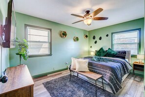 3 bedrooms, desk, iron/ironing board, travel crib