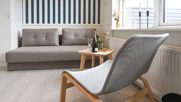 Schreibtisch, laptopgeeigneter Arbeitsplatz, kostenloses WLAN