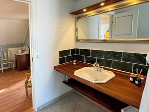 Suite | Bad | Dusj, regndusjhode, hårføner og håndklær