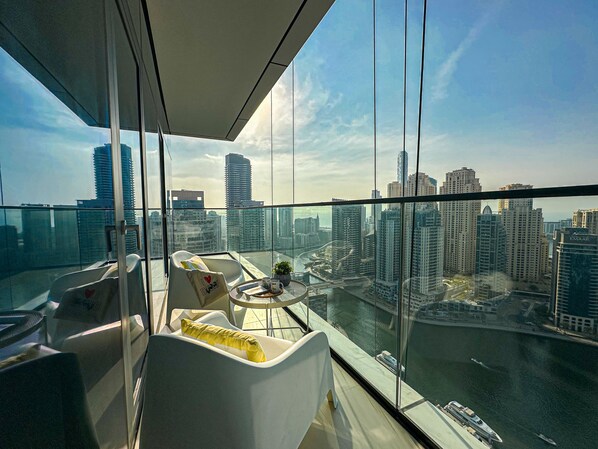 เอ็กซ์คลูซีฟอพาร์ทเมนท์ | ระเบียง