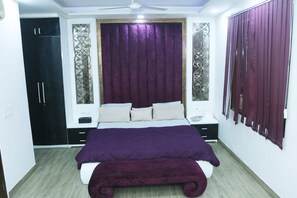 1 bedroom, WiFi, bed sheets - Private one bedroom apartment- 5 min walk to Rani Bagh market
(Delhi)