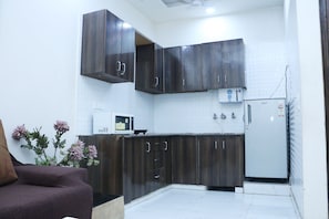 Private kitchen - Private one bedroom apartment- 5 min walk to Rani Bagh market
(Delhi)