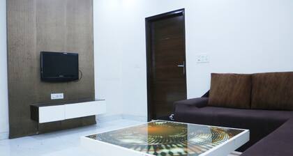 Private one bedroom apartment- 5 min walk to Rani Bagh market