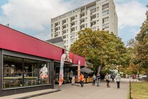 Exterior - Studio Avenue Solidarnosci by Renters (Warsaw)