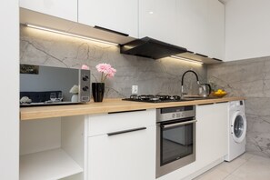 Micro-ondas, talheres/pratos/utensílios de cozinha