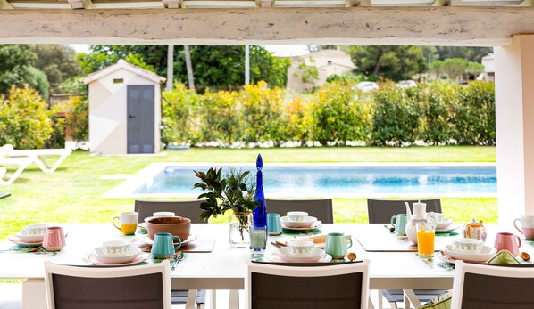Outdoor dining - Can Candiu. Establecimiento de 2 Casas Enteras (Vall-llobrega)