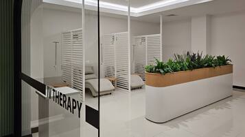 Artículos del minibar gratis y caja de seguridad en la habitación