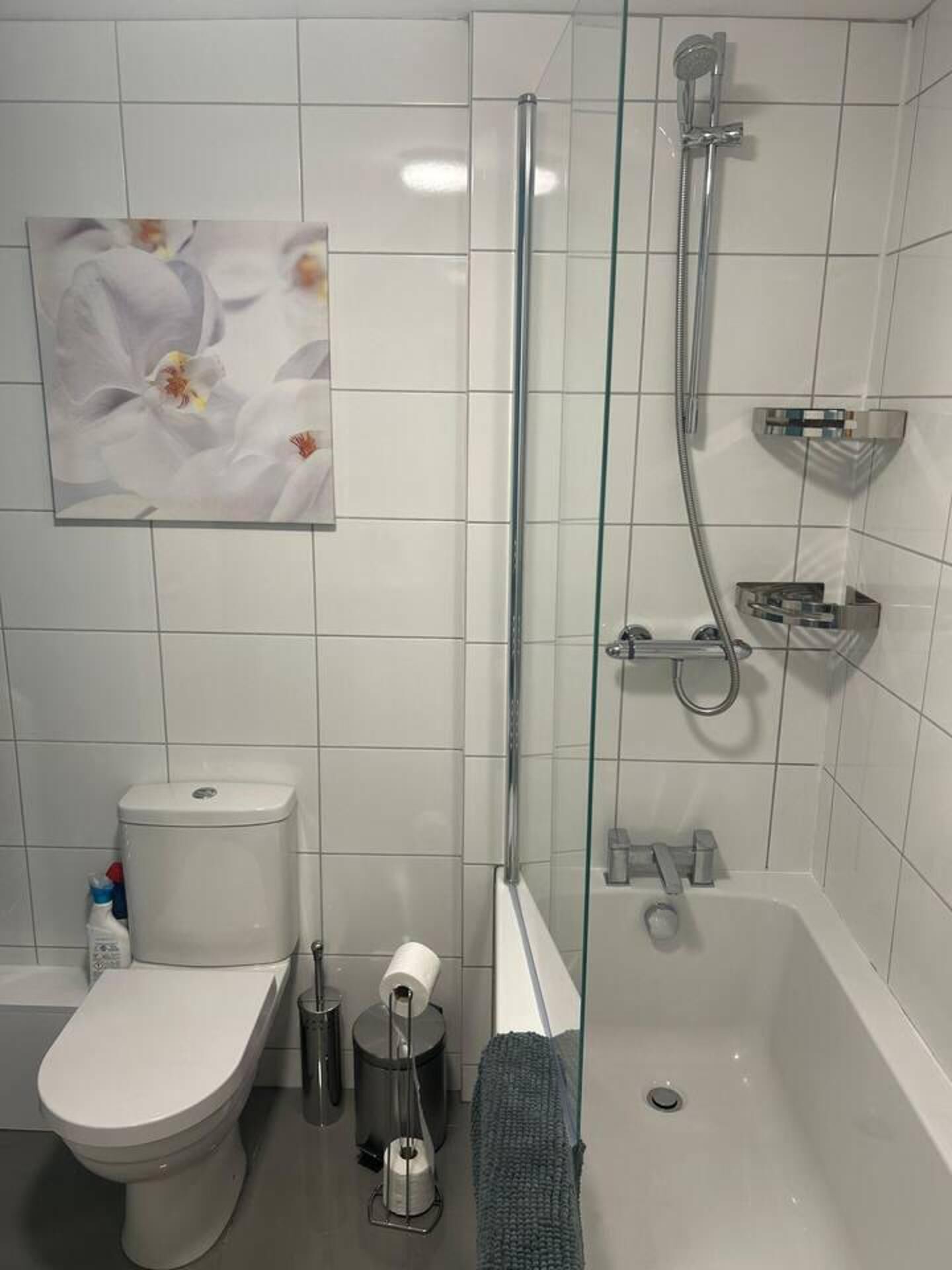 Rumah | Kamar mandi | Bathtub dan shower terpisah, bathtub besar,  dan handuk