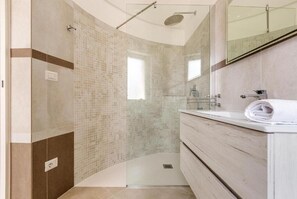 Doccia, asciugacapelli, bidet, asciugamani