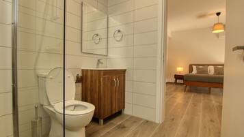 Luxury Apartment | Bathroom | Shower, free toiletries, towels, soap