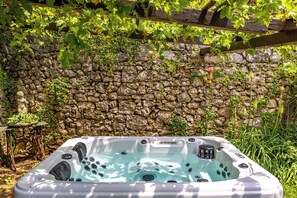 Familiehus, flere soverom, 2 bad (Holiday Home Meja Private Pool) | Utendørs boblebad