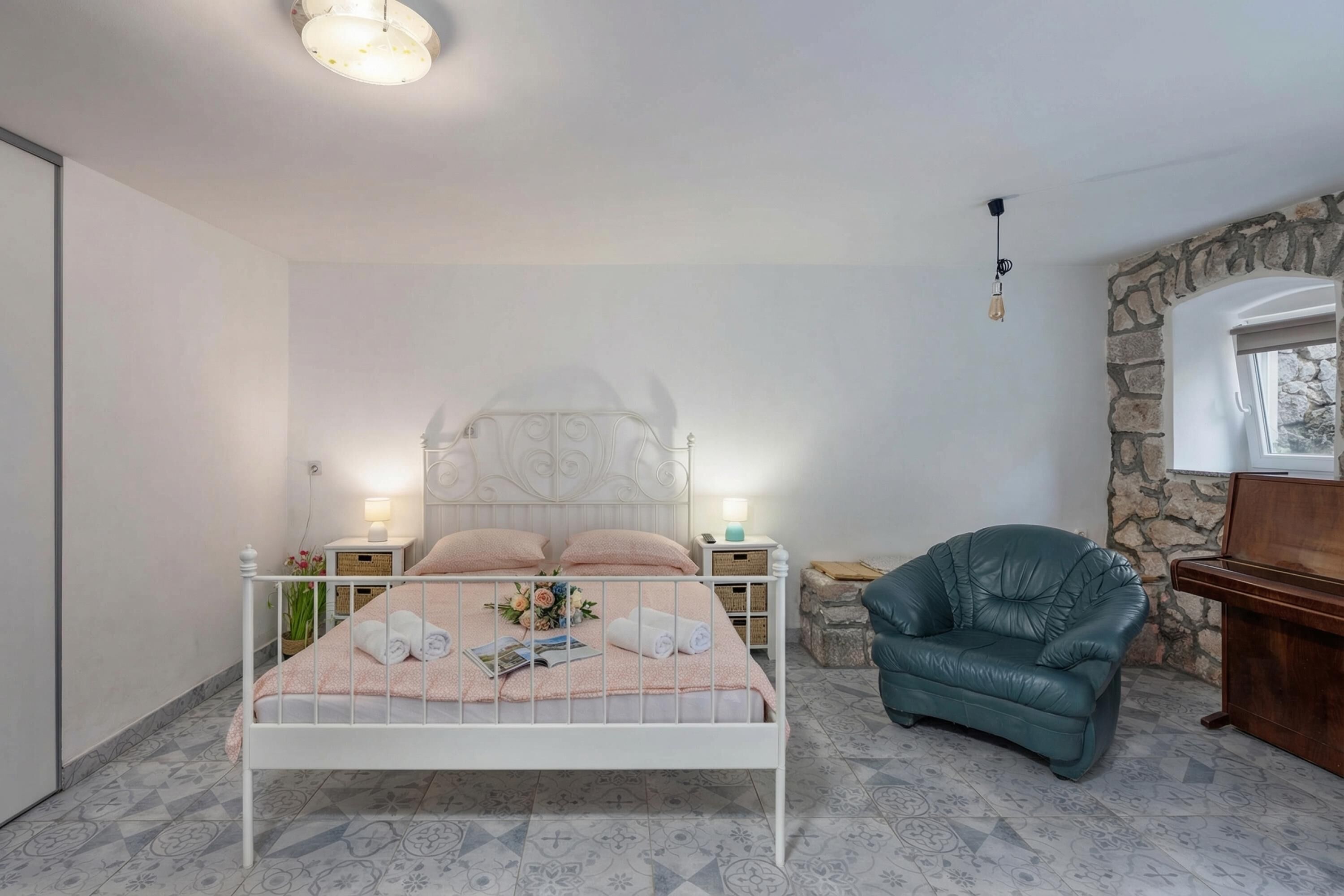 3 bedrooms, free WiFi, bed sheets