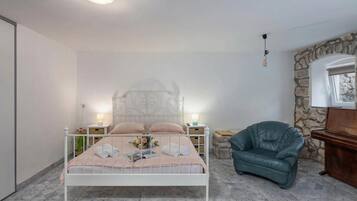 3 bedrooms, free WiFi, bed sheets