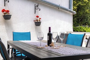 Outdoor dining - Holiday Home Meja Private Pool (Bakar)