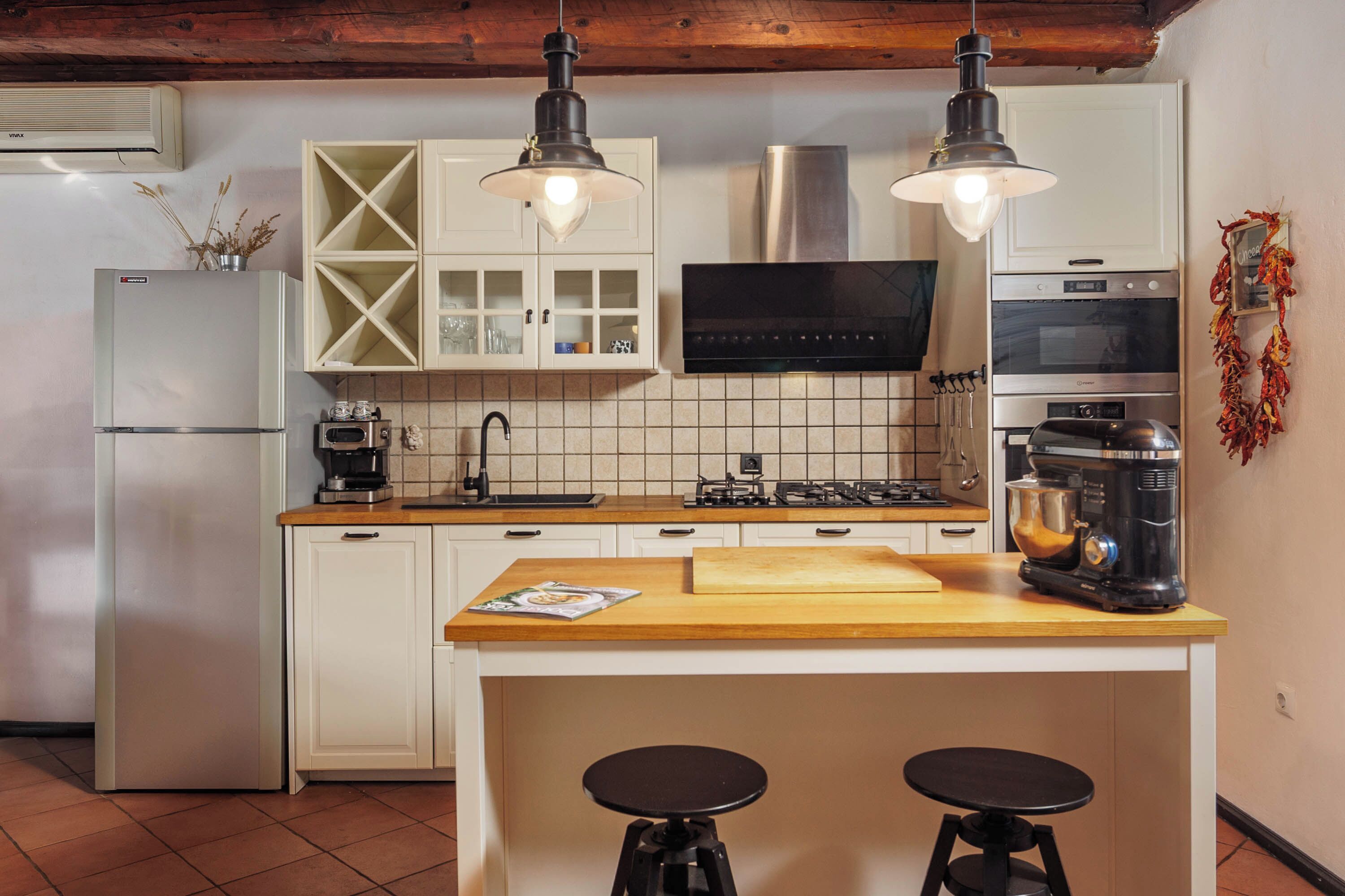 冷蔵庫、電子レンジ、オーブン、コンロ