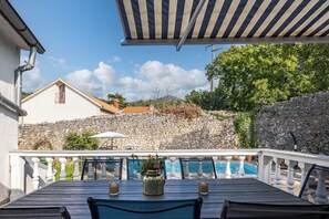 Outdoor dining - Holiday Home Meja Private Pool (Bakar)