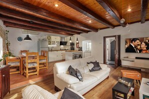Familiehus, flere soverom, 2 bad (Holiday Home Meja Private Pool) | Oppholdsområde | En 21-tommers Flatskjerm-TV med kabel-kanaler samt TV og TV-spill