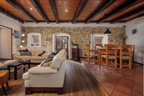 Casa familiare, camere multiple, 2 bagni (Holiday Home Meja Private Pool) | Area soggiorno | TV a schermo piatto 21 pollici con canali via cavo, TV