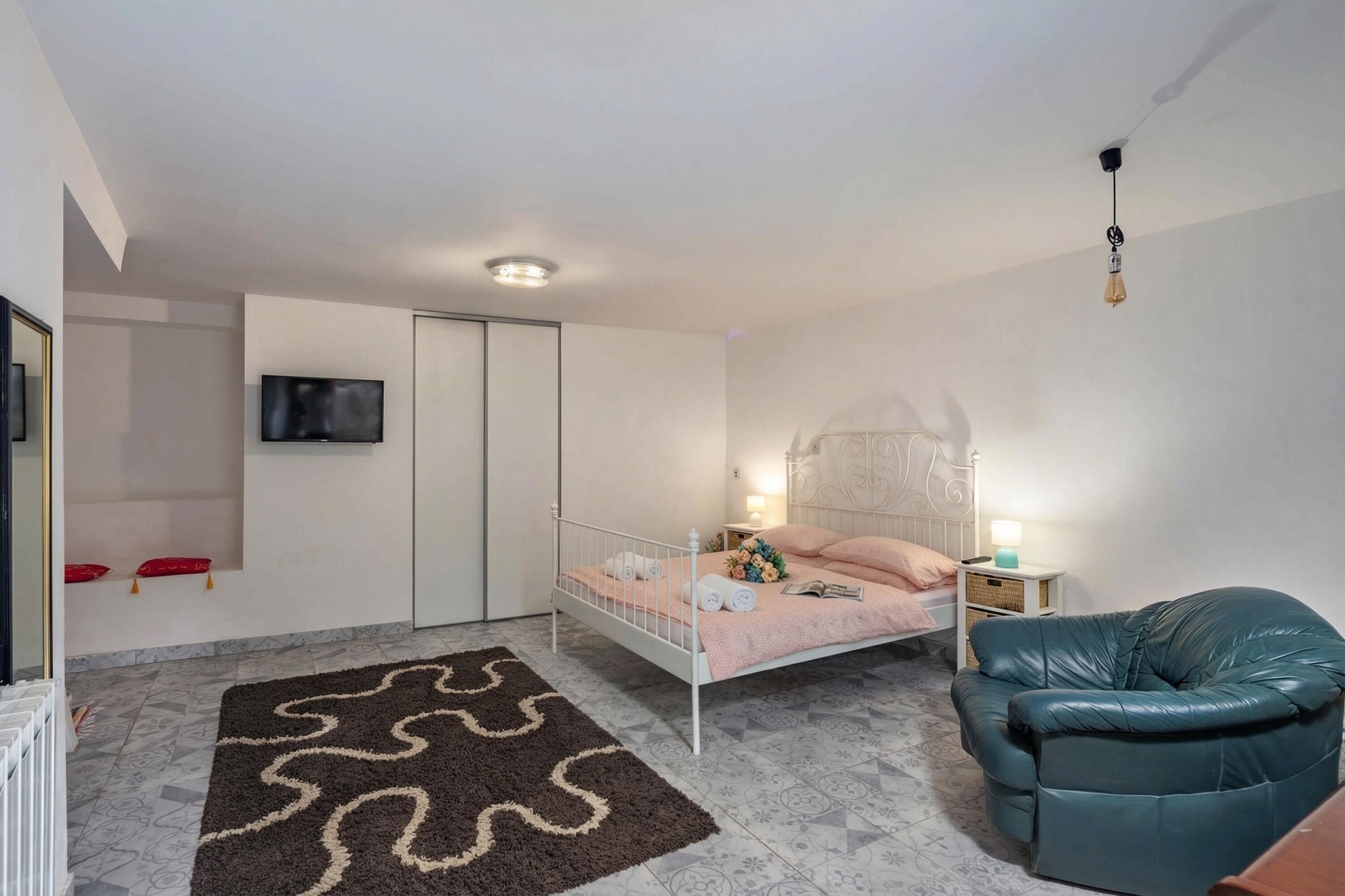 3 bedrooms, free WiFi, bed sheets