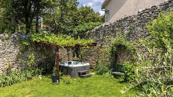 Bồn tắm spa ngoài trời