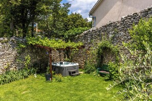 Outdoor spa tub - Holiday Home Meja Private Pool (Bakar)