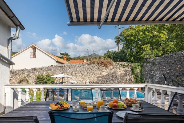 Casa familiare, camere multiple, 2 bagni (Holiday Home Meja Private Pool) | Ristorazione all'aperto