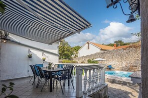 Outdoor dining - Holiday Home Meja Private Pool (Bakar)