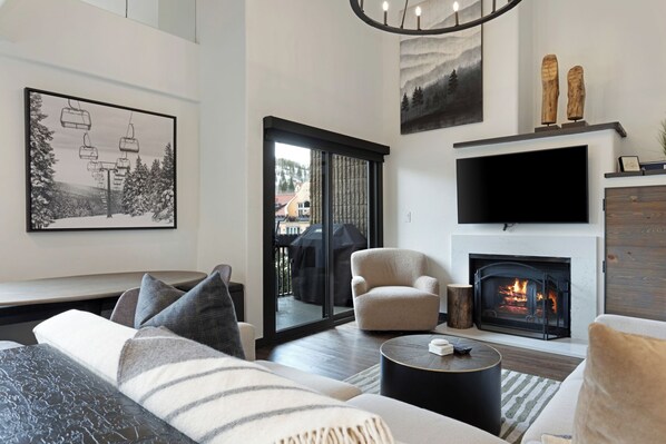 TV, fireplace - Penthouse Condo in Heart of Lionshead - Panoramic Views, Renovated & Luxurious (Vail)