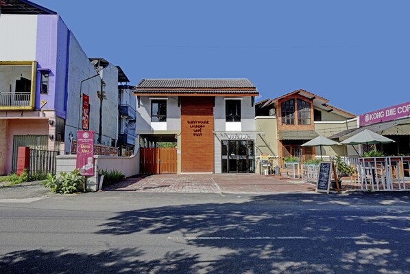 Un edificio con un letrero que dice 'Guesthouse Laundry Safe Rest'.