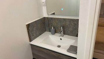 Douche, sèche-cheveux