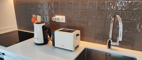 Refrigerador, microondas, horno y parrilla de estufa
