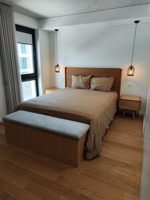 3 slaapkamers, een strijkplank/strijkijzer, gratis wifi, beddengoed