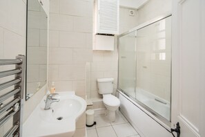 アパートメント ベッド (複数台) | バスルーム | シャワー、バスアメニティ (無料)、タオル、トイレットペーパー