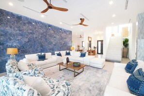 Smart-TV, Videospiele, Tischtennisplatte, Videothek