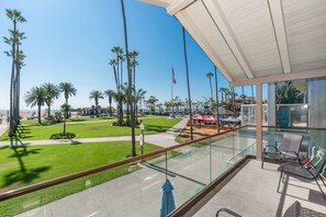 Terrace/patio - Large duplex right at the Balboa Pier! (Newport Beach)