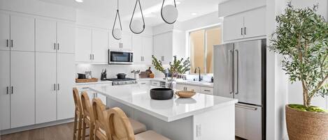 Kühlschrank, Mikrowelle, Ofen, Herdplatte