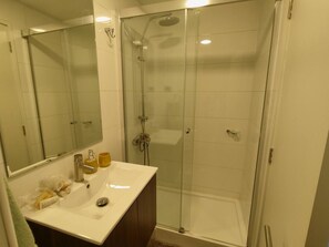 Douche, serviettes fournies, savon, papier toilette