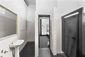 Twin Share Room - Ensuite Bathroom | Roupas de cama premium, Wi-Fi de cortesia, roupa de cama