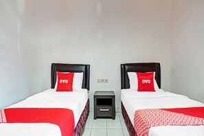 Standard Double Room | Desk, free WiFi, bed sheets - Hotel O Palem Garden 2 (Tulungagung)