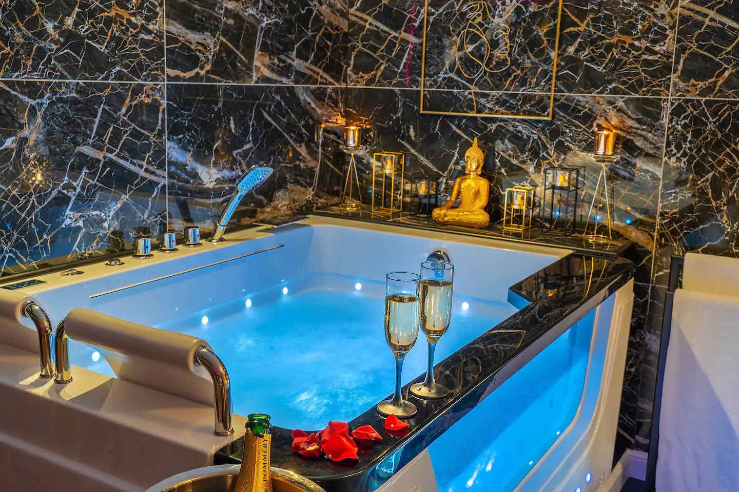 Douche, sèche-cheveux, serviettes fournies, savon