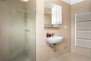 Sèche-cheveux, bidet, serviettes fournies, papier toilette