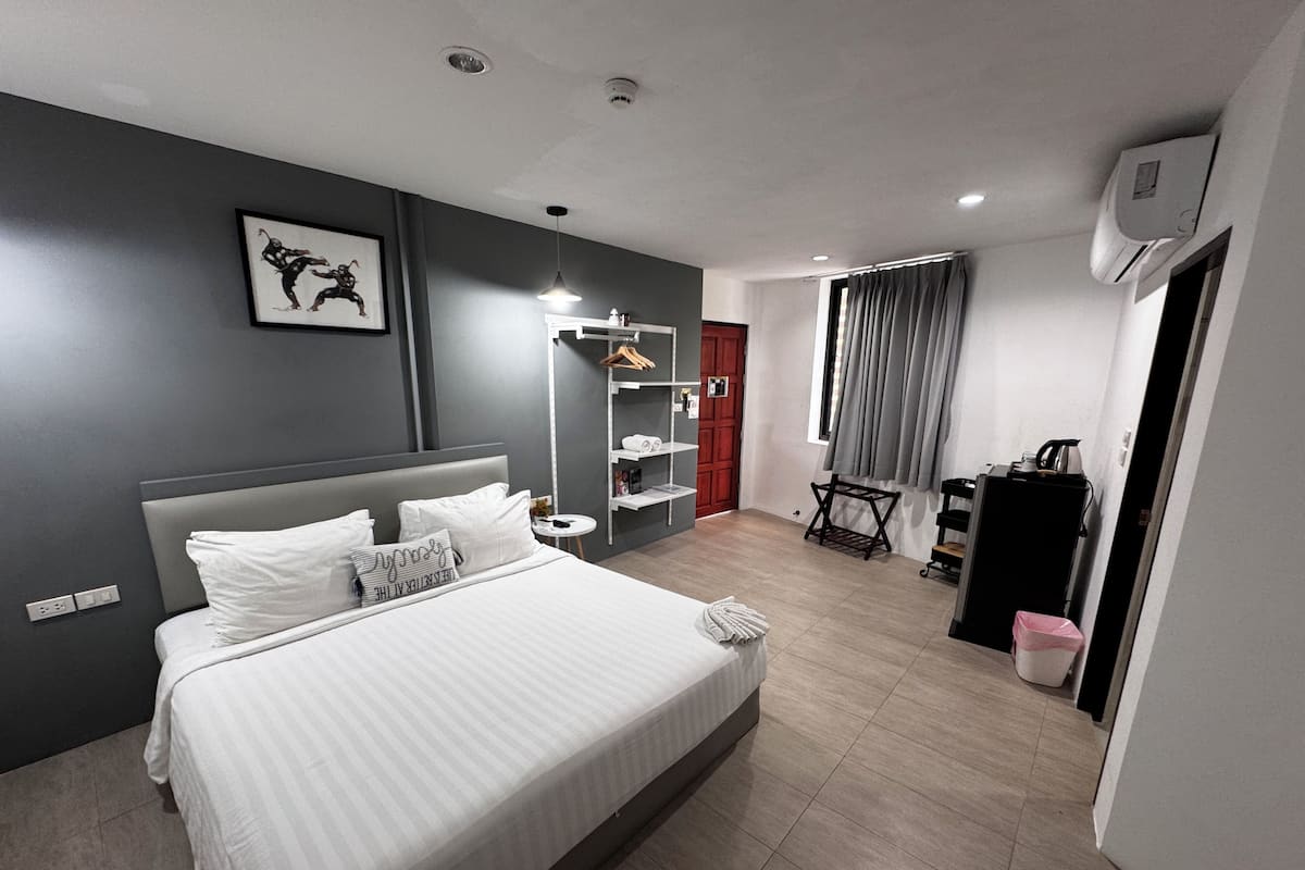 Standard King Room | Free WiFi, bed sheets