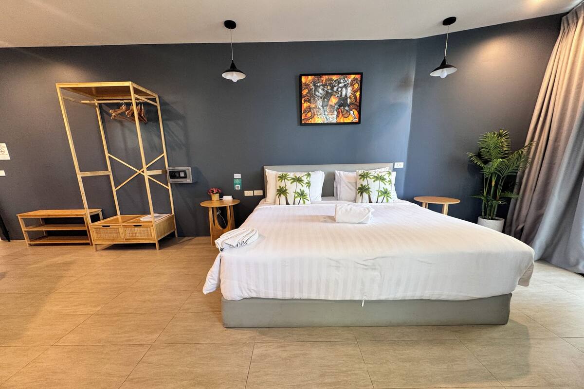 Superior Room, 1 King Bed, Ocean View, Ground Floor | Free WiFi, bed sheets