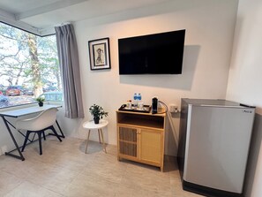 高級客房, 1 張特大雙人床, 海景, 地面層 | 免費無線上網、床單