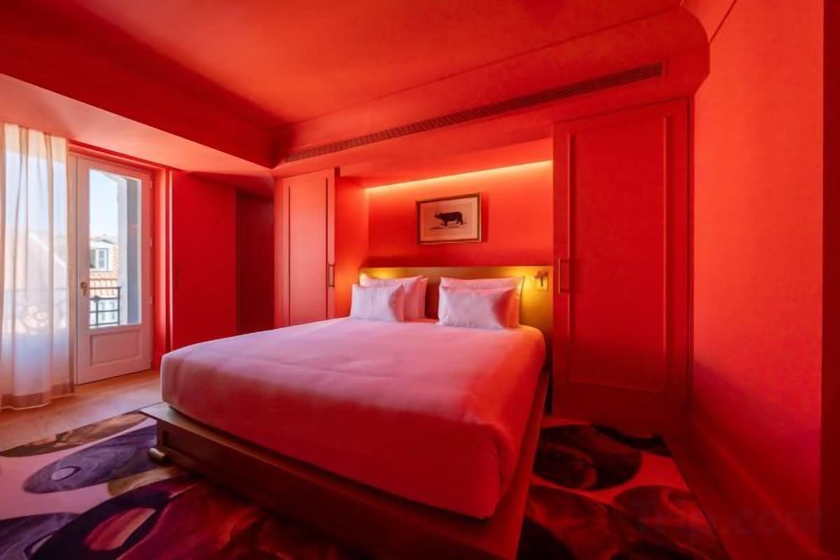 Premium bedding, down duvets, minibar, in-room safe