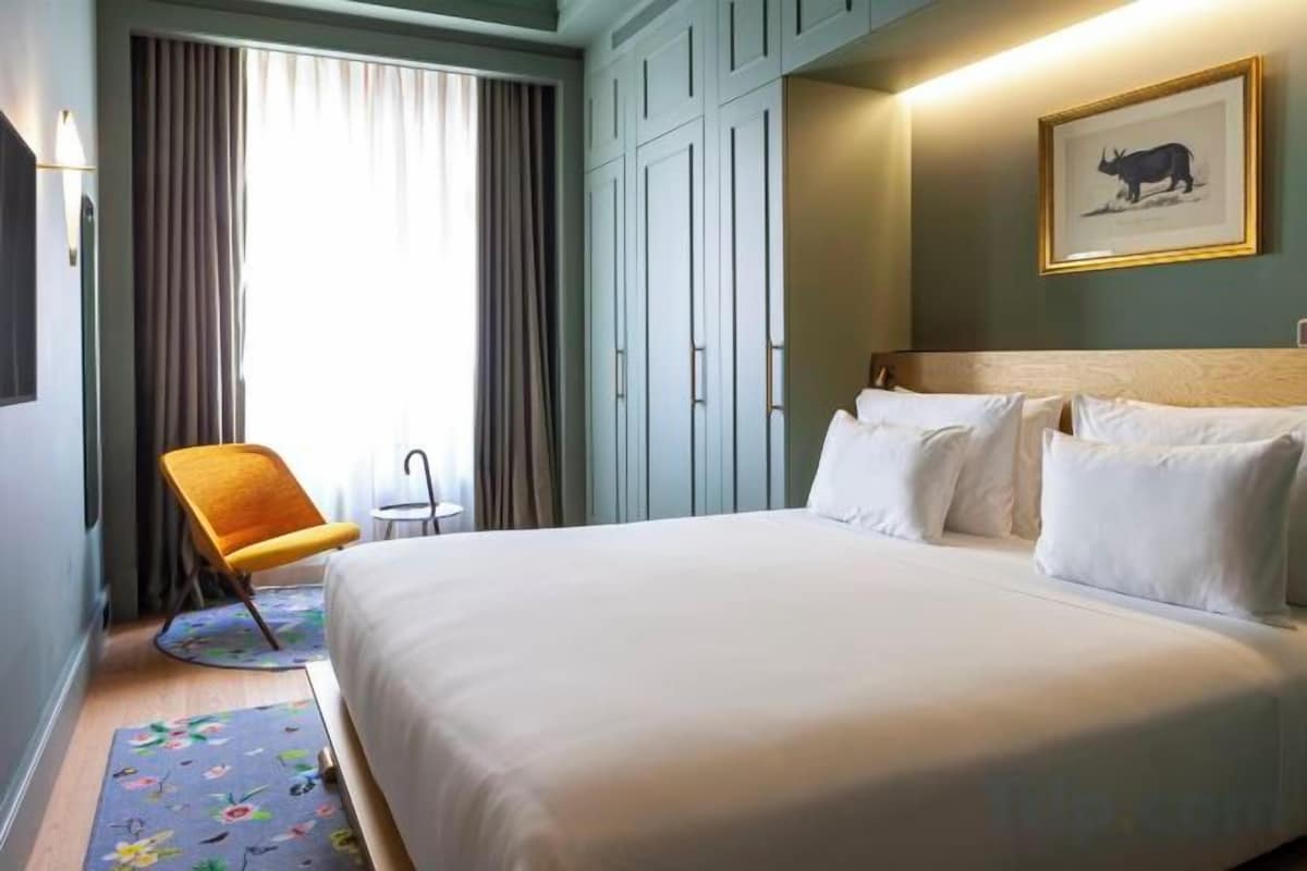 Premium bedding, down duvets, minibar, in-room safe