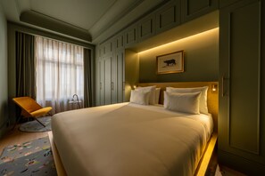 Art Charming Room | Ropa de cama de alta calidad, edredones de plumas, minibar y caja fuerte