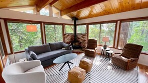 TV, lareira, escritórios